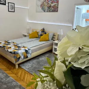 https://apt-small-cosy-near-the-famous-westend-city-center.inbudapesthotels.com